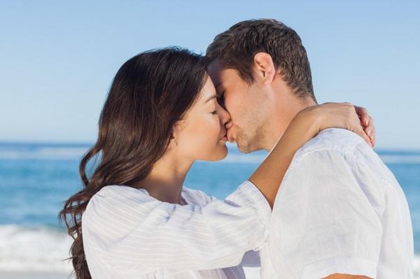 5 formas de acariciar a tu novio mientras lo besas: ¡Sorpréndelo con tus caricias!